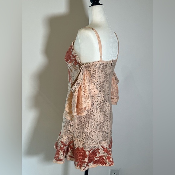[CLEARANCE - Send Offers!] LACE MINI DRESS WITH LACE CAP SLEEVES - Picture 4 of 9